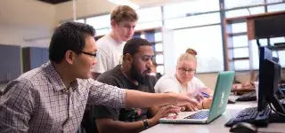 web-featured-dr-van-nguyen-works-with-saint-leo-computer-science-cybersecurity-students